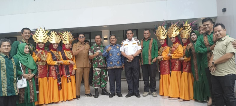 Siswa SMKN 1 Padangsidempuan Sambut Kadisdiksu Dengan Tarian