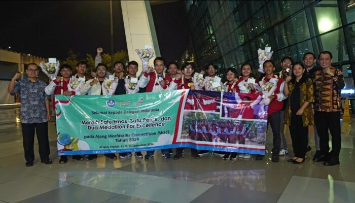 Alumni SMK dan Mahasiswa Vokasi Raih Lima Medali WSC 2024 di Perancis