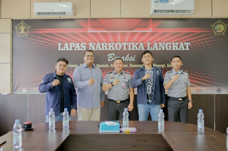 TIM Pengabdian Masyarakat FT-USU, yang berasal dari Program Studi Teknik Lingkungan USU diwakili Dosen Teknik Lingkungan USU, Dr. Adri Huda, S.Si. beserta dua mahasiswa Teknik Lingkungan USU disambut hangat oleh Kepala Lapas (Kalapas) Narkotika Kelas II A Langkat, Fauzi Harahap, A.MD.IP., S.H., M.H, Senin (23/9). Waspada/ist