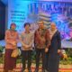 PEMIMPIN Umum Harian Waspada, Dr Hj Rayati Syafrin, MBA, MM, CEO Press, Erucakra Mahameru dan Kepala Keuangan Harian Waspada, Arsyadona bersama Konjen Singapore di Medan, Dr Edmund Chia, diacara pameran panganan bergizi yang digelar oleh Konsulat Jenderal Singapura di Medan, Selasa (24/9) di Hotel JW Marriot Medan. Waspada/Yuni Naibaho