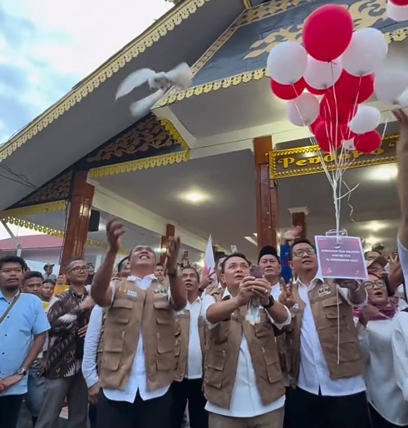 PASANGAN bakal calon (palson) Walikota dan Wakil Walikota Binjai, Zainuddin Purba dan Hendro Susanto melepaskan burung merpati dan balon ke udara, pada acara Deklarasi Kampanye Damai Pemilihan Wali Kota dan Wakil Wali Kota Binjai Tahun 2024 di Pendopo Umar Baki Jalan Veteran, Kelurahan Tangsi Kecamatan Binjai Kota. Rabu (25/9/2024) sore. Waspada/ist