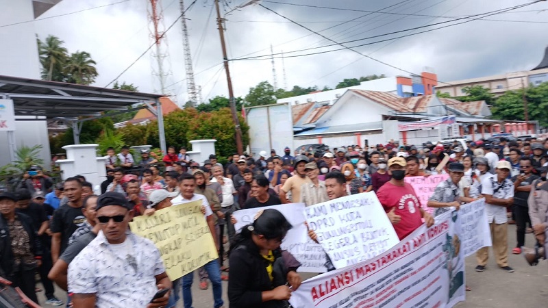 Ratusan Massa Anti Korupsi Demo Kejari Gunungsitoli Ratusan Massa Anti Korupsi Demo Kejari Gunungsitoli