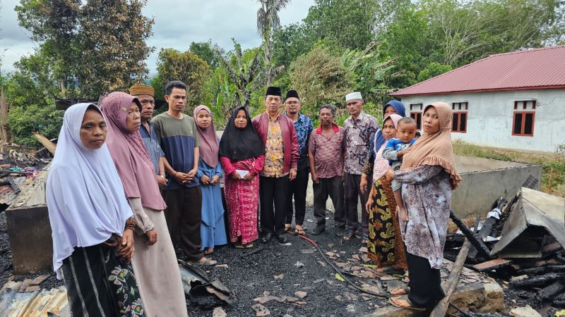 Didatangi Tim BAGUSI Tapsel, Korban Kebakaran Aek Bilah Teteskan Air Mata Didatangi Tim BAGUSI Tapsel, Korban Kebakaran Aek Bilah Teteskan Air Mata