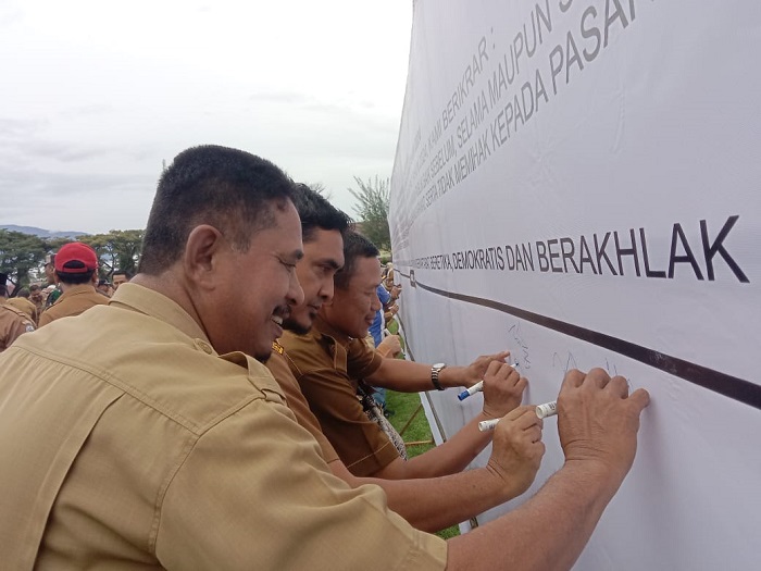 Pejabat eselon II dan III di lingkungan Pemkab Agara, membubuhkan tanda tangan pada papan Baliho Ikrar Netralitas ASN , Selasa (24/9).Waspada.Ali Amran