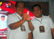 Paslon Taufik Zainal Abidin-Rianto menunjukkan nomor urut 1 saat pengundian No urut Paslon Bupati Asahan 2024. Waspada/Sapriadi
