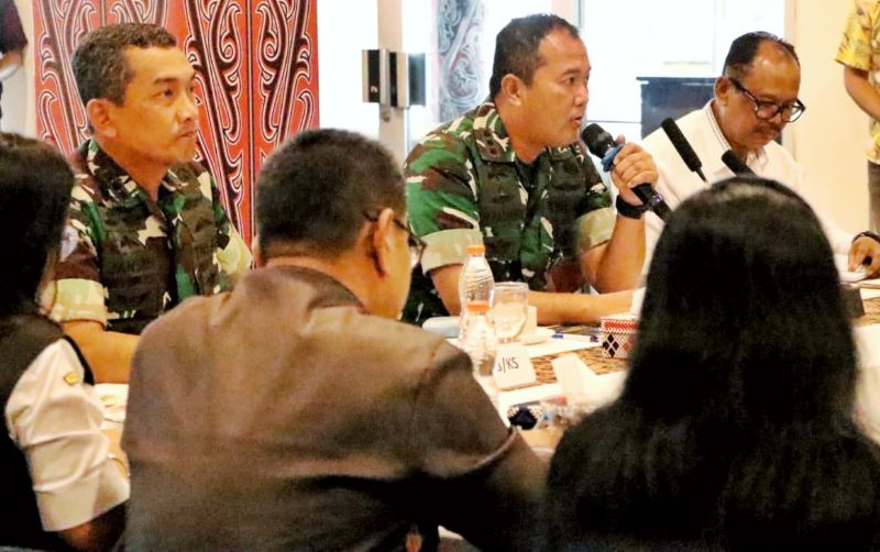 Danrem 022/PT Kolonel Inf Tagor Rio Pasaribu didampingi Plt Bupati Simalungun H.Zonny Waldi saat memimpin diskusi Upaya Penyelamatan Ekosistim Danau Toba di Aula Toba Hall Hotel Khas Parapat, Kamis.(26/09).(Waspada/ist).