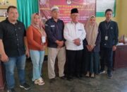 Calon Wawako Sidimpuan Ali Muda Siregar yang berpasangan dengan Cawako Irsan Efendi Nasution, monitorig pleno rekapitulasi DPSHP di PPS. (Waspada/Sukri Falah Harahap)