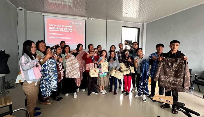 Pelaku Ekonomi Kreatif Di Humbahas Dilatih Teknik Pewarnaan Dan Menganyam