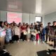 PESERTA teknik pewarnaan dan menyayam batik foto bersama dalam review dan evaluasi inkubasi kriya di PLUT Doloksanggul. Waspada/Ist