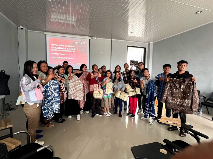 PESERTA teknik pewarnaan dan menyayam batik foto bersama dalam review dan evaluasi inkubasi kriya di PLUT Doloksanggul. Waspada/Ist