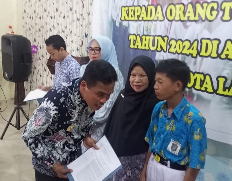 Pj Wali Kota Langsa Syaridin menyerahkan beasiswa PIP secara simbolis kepada peserta didik di Aula Disdikbud Kota Langsa, Jumat (13/9). Waspada/Rapian