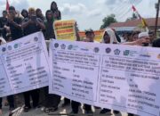 Warga Demo Di Kejari Labusel Laporkan Ganti Rugi Lahan Lintasan KA