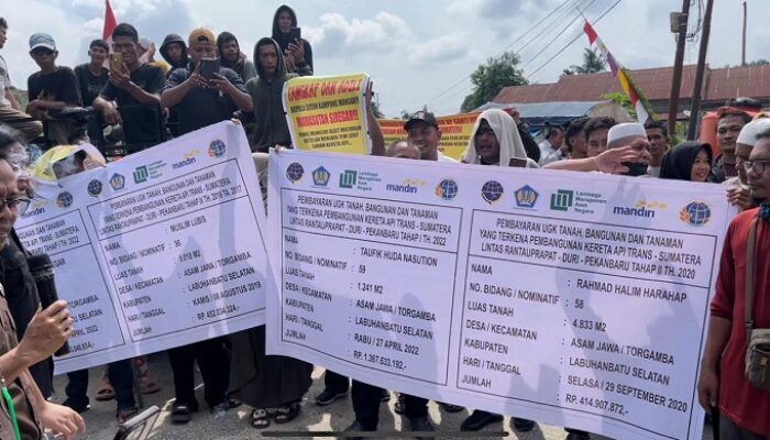 Warga Demo Di Kejari Labusel Laporkan Ganti Rugi Lahan Lintasan KA