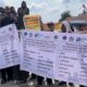 Seratusan warga mendatangi Kejari Labusel sambil membawa poster bertuliskan bukti ganti rugi dengan jumlah uang bervariasi yang diberikan oleh PT. Kereta Api Indonesia (KAI), Rabu (5/9). Waspada/Ist