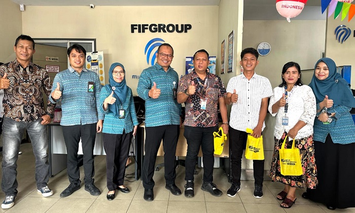 Kepala BPJS Ketenagakerjaan Cabang Padangsidimpuan, Eris Aprianto (3 kiri) dan Kepala Cabang FIF Group Padangsidimpuan, Muhammad Sukri Nasution foto bersama di kantor FIF, Jl.SM Raja, Padangsidimpuan, Rabu (4/9). Waspada/ist.