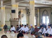 Paslon Bupati/Wakil Bupati Aceh Timur, duduk rapi menanti giliran dalam tahapan Uji Kemampuan Membaca Al-Qur'an yang diselenggarakan KIP Aceh Timur di Masjid Agung Darussalihin Idi, Aceh Timur, Rabu (4/9). Waspada/H. Muhammad Ishak