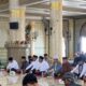 Paslon Bupati/Wakil Bupati Aceh Timur, duduk rapi menanti giliran dalam tahapan Uji Kemampuan Membaca Al-Qur'an yang diselenggarakan KIP Aceh Timur di Masjid Agung Darussalihin Idi, Aceh Timur, Rabu (4/9). Waspada/H. Muhammad Ishak