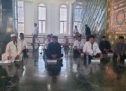 Para bakal calon saat melakukan pengujian baca Al-Qur'an di Medjid Baitul A la Giok Nagan Raya, Rabu (4/9).(Waspada/Muji Burrahman)