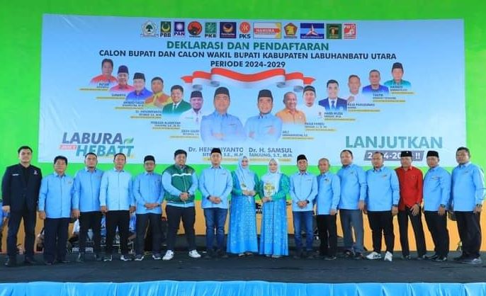 Paslon Hendri Yanto dan Samsul Tanjung bersama seluruh Parpol pengusung sesaat sebelum pendaftaran ke KPU Labura pada 27/8/2024. Waspada/ist