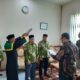 Kepala Kantor Kementerian Agama Nagan Raya Samhuri saa melantik dua Kepala KUA, Rabu (4/9).(Waspada/Muji Burrahman)