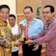 Bupati Simalungun Radiapoh H Sinaga memegang piala Juara 1 Pesparawi untuk Kategori Paduan Suara Anak.(Waspada/ist)