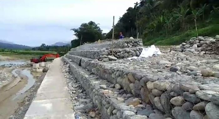 Akibat meliput Proyek Penanganan Jalan Nasional Longsoran Batas Gayo Lues-Aceh Tenggara, seorang wartawan Agara diancam. Waspada/Seh Muhammad Amin