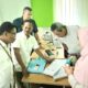 Kordiv HP2H Bawaslu Tapsel, Vernando Maruli Aruan, ST, C.Med (kiri) saat mengawasi proses verifikasi Ijazah Balon Bupati dan Wakil Bupati Tapsel di SMA Negeri 1 Medan yang dilakukan KPU Tapsel pada tanggal 2 September 2024.Waspada/ist.