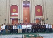 EMPAT Paslon Wali dan Wakil Wali Kota Subulussalam foto bersama dengan KIP dan tim penguji mampu baca Al-Qur'an usai acara. (Waspada/Khairul Boangmanalu)