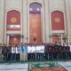 EMPAT Paslon Wali dan Wakil Wali Kota Subulussalam foto bersama dengan KIP dan tim penguji mampu baca Al-Qur'an usai acara. (Waspada/Khairul Boangmanalu)