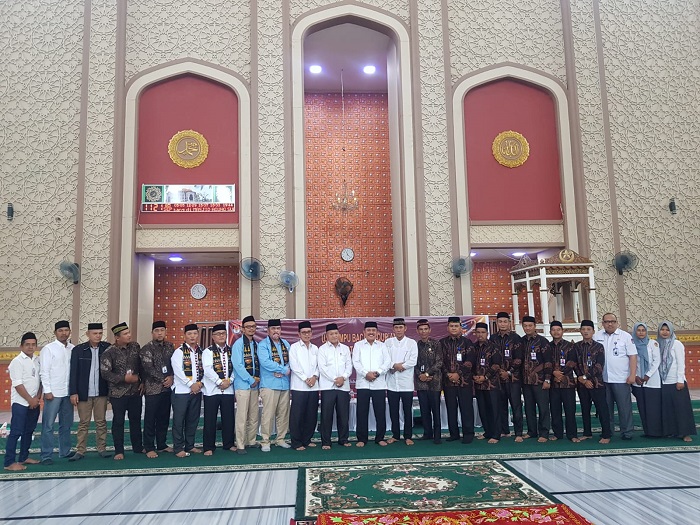 EMPAT Paslon Wali dan Wakil Wali Kota Subulussalam foto bersama dengan KIP dan tim penguji mampu baca Al-Qur'an usai acara. (Waspada/Khairul Boangmanalu)