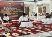 Peserta nomor urut 1 Dulmusrid saat melaksanakan tes mampu baca Al-Qur'an diikuti Al Hidayat, kemudian pasangan Bacalon bupati H Safriadi-Hamzah Sulaiman (Sahabat), di Masjid Agung Nurul Makmur Singkil, Kamis (5/8/2024). Waspada/Ist