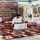 Peserta nomor urut 1 Dulmusrid saat melaksanakan tes mampu baca Al-Qur'an diikuti Al Hidayat, kemudian pasangan Bacalon bupati H Safriadi-Hamzah Sulaiman (Sahabat), di Masjid Agung Nurul Makmur Singkil, Kamis (5/8/2024). Waspada/Ist