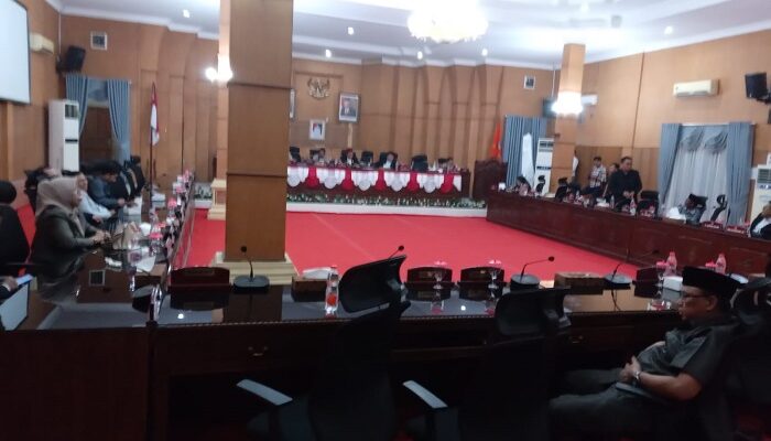 Sudah Diberhentikan, Ikut Rapat Di DPRD Batubara Jadi Sorotan