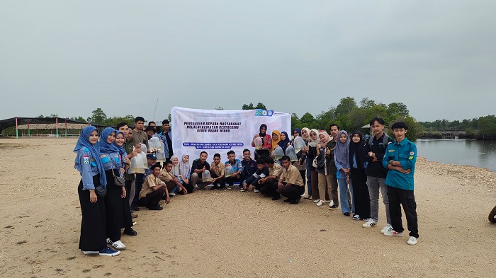 Mahasiswa Prodi Akuakultur Universitas Samudra saat melaksanakan Pengabdian Kepada Masyarakat melalui Restocking Udang Windu Hasil Pembenihan Mandiri di Perairan Kota Langsa, Kamis (5/9). Waspada/ist