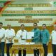Pj Bupati Aceh Tamiang, Drs Asra dan Kepala BPJS Ketenagakerjaan, Muhammad Kurniawan tandatangan nota kesepakatan tentang program kerja BPJS Ketenagakerjaan pada Kamis (5/9) di Aula Setdakab. (Waspada/Yusri).