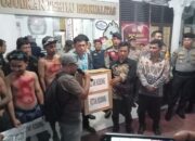 Aliansi masyarakat pemilih kotak kosong memberikan kotak kosong kepada Divisi Teknis Penyelenggaraan Pemilu KPU Asahan Pangulu Siregar, dalam aksi deklarasi kotak kosong. Waspada/Sapriadi