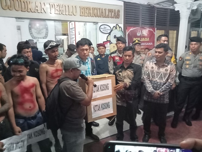 Aliansi masyarakat pemilih kotak kosong memberikan kotak kosong kepada Divisi Teknis Penyelenggaraan Pemilu KPU Asahan Pangulu Siregar, dalam aksi deklarasi kotak kosong. Waspada/Sapriadi