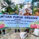 Kepala Dinas TPHP Syamun bersama perwakilan PT PLB, menyerahkan bantuan pupuk organik, kepada kelompok tani di Kecamatan Singkil Utara, Rabu kemarin. WASPADA/ist