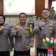 Kapolres AKBP Yogen Heroes Baruno (enam kiri) pose bersama Tim Supervisi Itwasum Mabes Polri dan lainnya di aula Mapolres Pematangsiantar, Jl. Sudirman, Kamis (5/9).(Waspada-Ist).