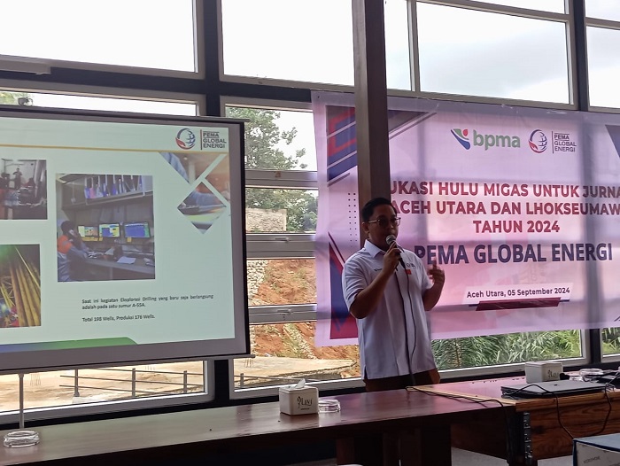 Subserface PGE, Setyo menjelaskan tentang, eksplorasi Migas North Sumatera Basin, Aceh pada kegiatan Edukasi Hulu Migas untuk Wartawan Aceh Utara dan Lhokseumawe, Kamis (5/9). Waspada/Zainal Abidin