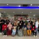 Nasabah bersama pekerja BRI diabadikan dalam momen HPN 2024. Waspada/Ist