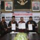 Pj Bupati Agara, Drs. Syakir, M.Si saat sedang menunjukan tuntasnya pembayaran NPHD biaya Pilkada Agara 2024.Waspada/Seh Muhammad Amin