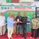 Ketua GRANAT Kota Langsa, Islamsyah didampingi Cut Maria, saat menyerahkan piagam penghargaan kepada Pengurus Muhammadiyah, Alfian dan Kepsek 2 Muhammadiyah Langsa, Hamdani MA, Kamis (5/9) kemarin. Waspada/Rapian