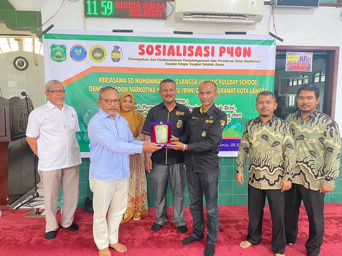 Ketua GRANAT Kota Langsa, Islamsyah didampingi Cut Maria, saat menyerahkan piagam penghargaan kepada Pengurus Muhammadiyah, Alfian dan Kepsek 2 Muhammadiyah Langsa, Hamdani MA, Kamis (5/9) kemarin. Waspada/Rapian