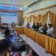 Pj Wali Kota Langsa, Syaridin, saat saksikan Plt. Sekdakot Langsa, Suryatno AP, MAP, penandatangan i pakta integritas, di Aula Kesbangpol Langsa, Jumat (6/9). Waspada/Rapian.