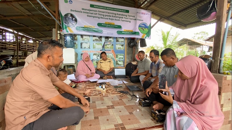 Tim PKM Unggulan Universitas Samudra (Unsam) saat melaksanakan kegiatan pengabdian kepada masyarakat (PKM) pada kelompok tani ternak UKM Sulis Etawa di Kampung Benua Raja, Kec Rantau, Aceh Tamiang, Minggu (1/9). Waspada/ist