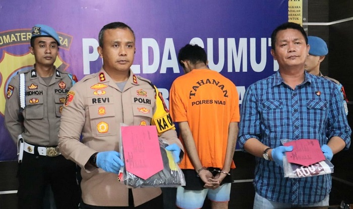 Kapolres Nias, AKBP Revi Nurvelani, SH, SIK, MH saat menyampaikan penjelasan oknum tenaga honorer dijebloskan dalam tahan kasus dugaan pencabulan terhadap anak di bawah umur, Jumat (6/9). Waspada/Ist