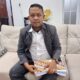 Kuasa Hukum Direktur Perumda AM Tirta Keumuneng Langsa, M. Permata Sakti, SH saat memberikan keterangan kepada wartawan, Jumat (6/9). Waspada/Rapian