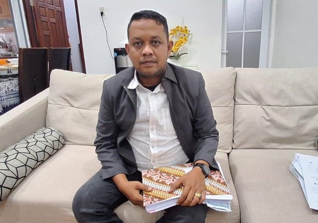 Kuasa Hukum Direktur Perumda AM Tirta Keumuneng Langsa, M. Permata Sakti, SH saat memberikan keterangan kepada wartawan, Jumat (6/9). Waspada/Rapian