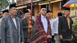 Anggota Komisi XI Gus Irawan Pasaribu disambut secara adat di Angkola Timur Tapsel. (Waspada/Ist)